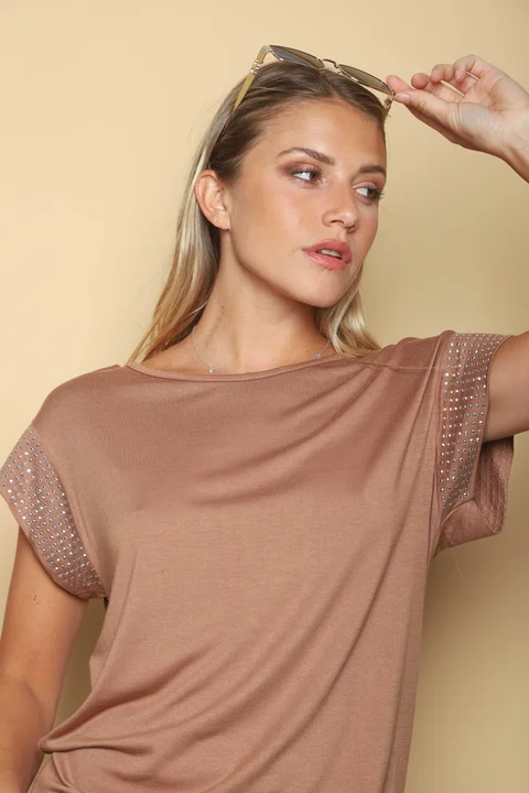 Remera KILIM de Modal Viscosa c/ Tachas en Mangas