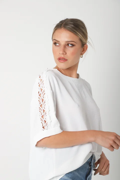 Blusa SERE Amplia Creppe c/ Puntilla en Hombros y Mangas GU0329