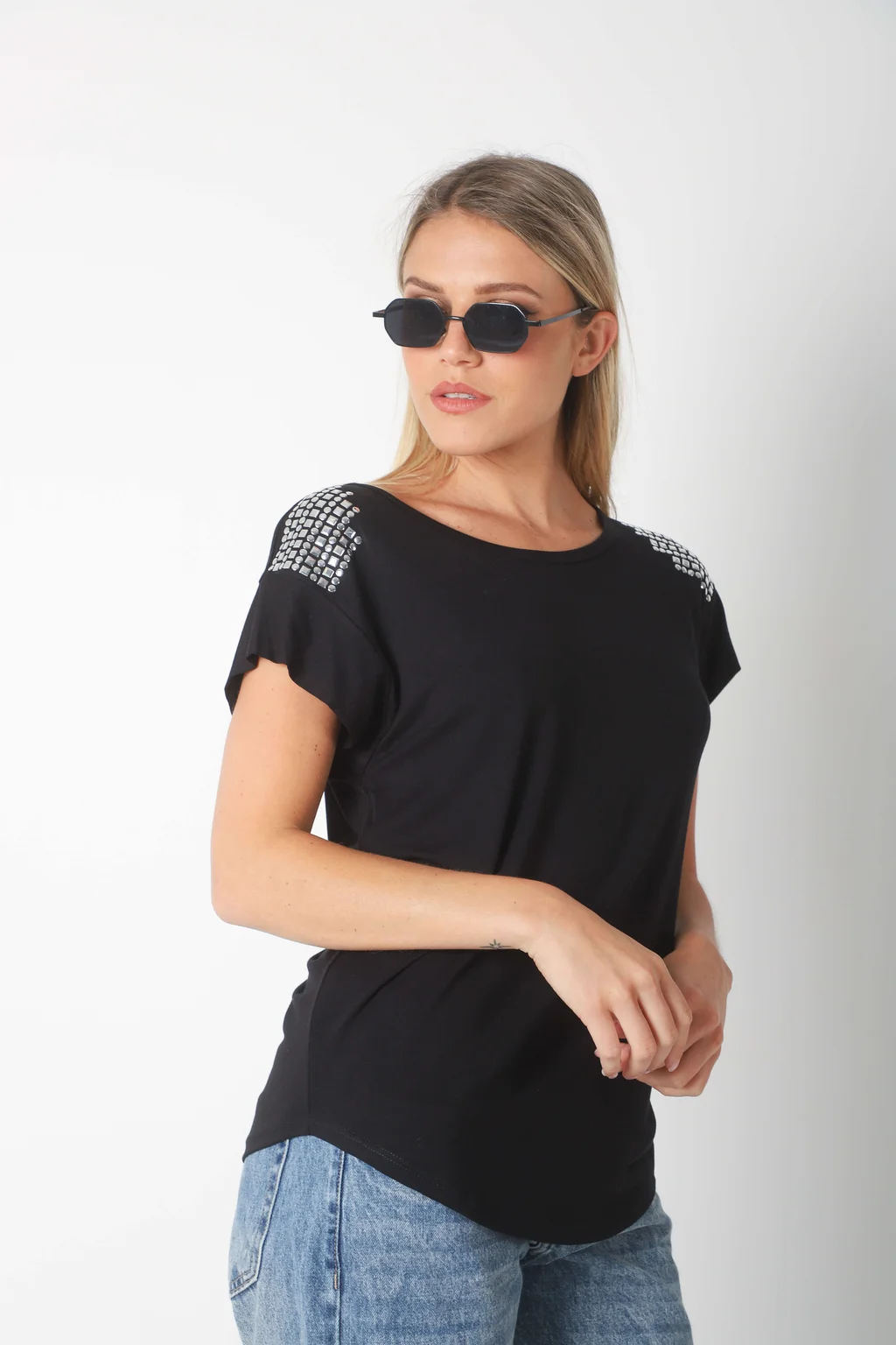 Remera Alyssa Viscosa Lycra con Tachas