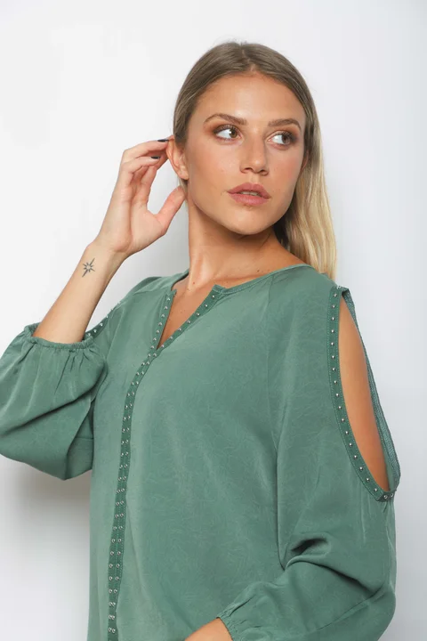 Blusa GAMBER SATEN C/ Hombro Descubierto y Tachas GU0341