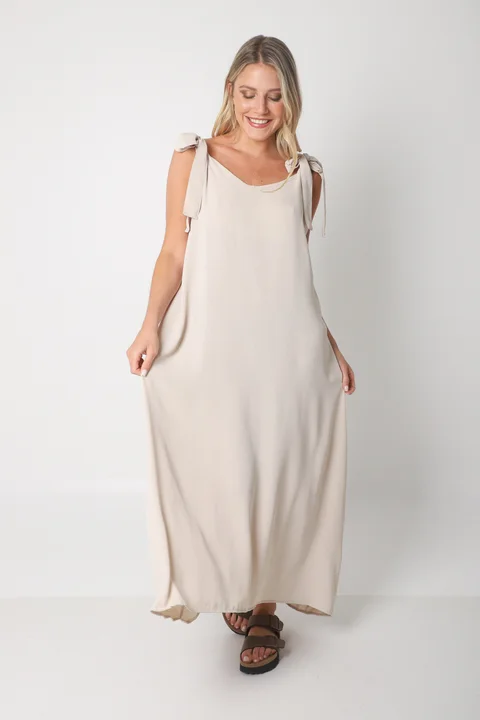 Vestido NISSI LISO AMPLIO de creppe c/ Tiras y Bolsillos