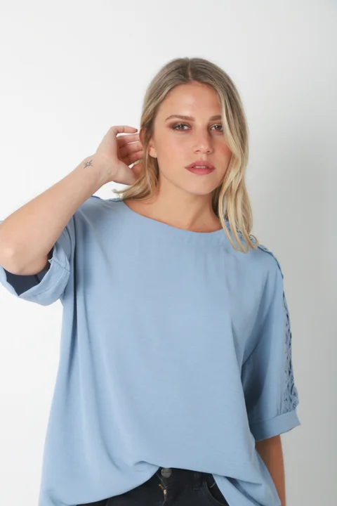 Blusa SERE Amplia Creppe c/ Puntilla en Hombros y Mangas GU0329