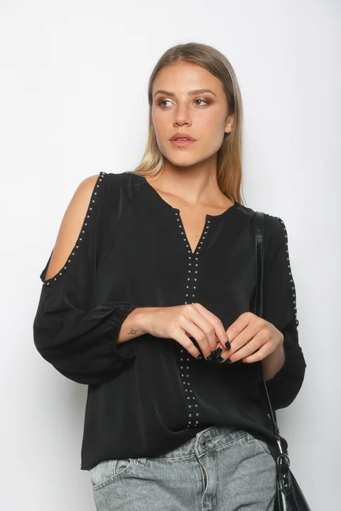 Blusa GAMBER SATEN C/ Hombro Descubierto y Tachas GU0341