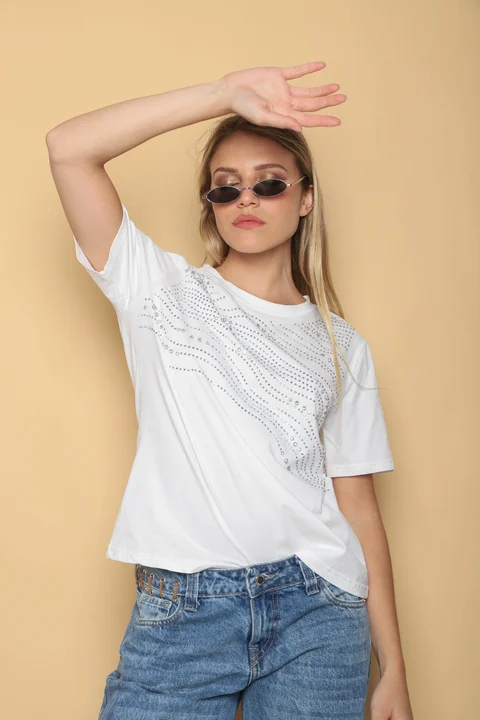 Remera MAREAS STRASS Y PIEDRAS GUK70139