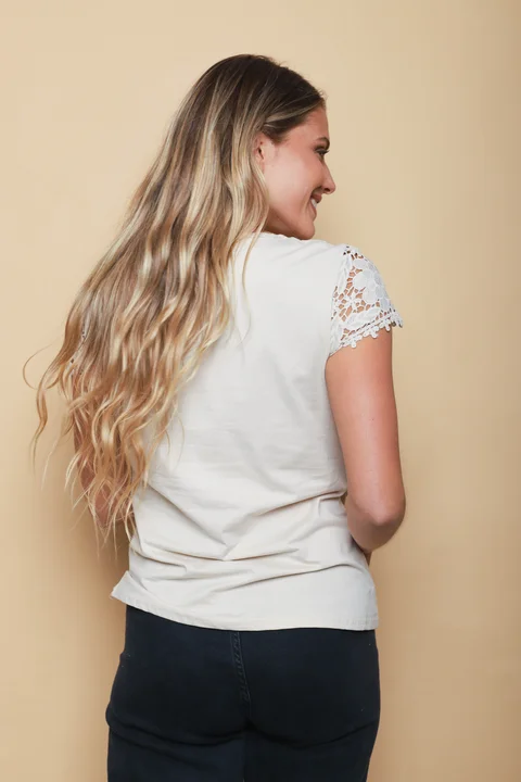 Remera ROYALTY Bordada con Strass GU356341