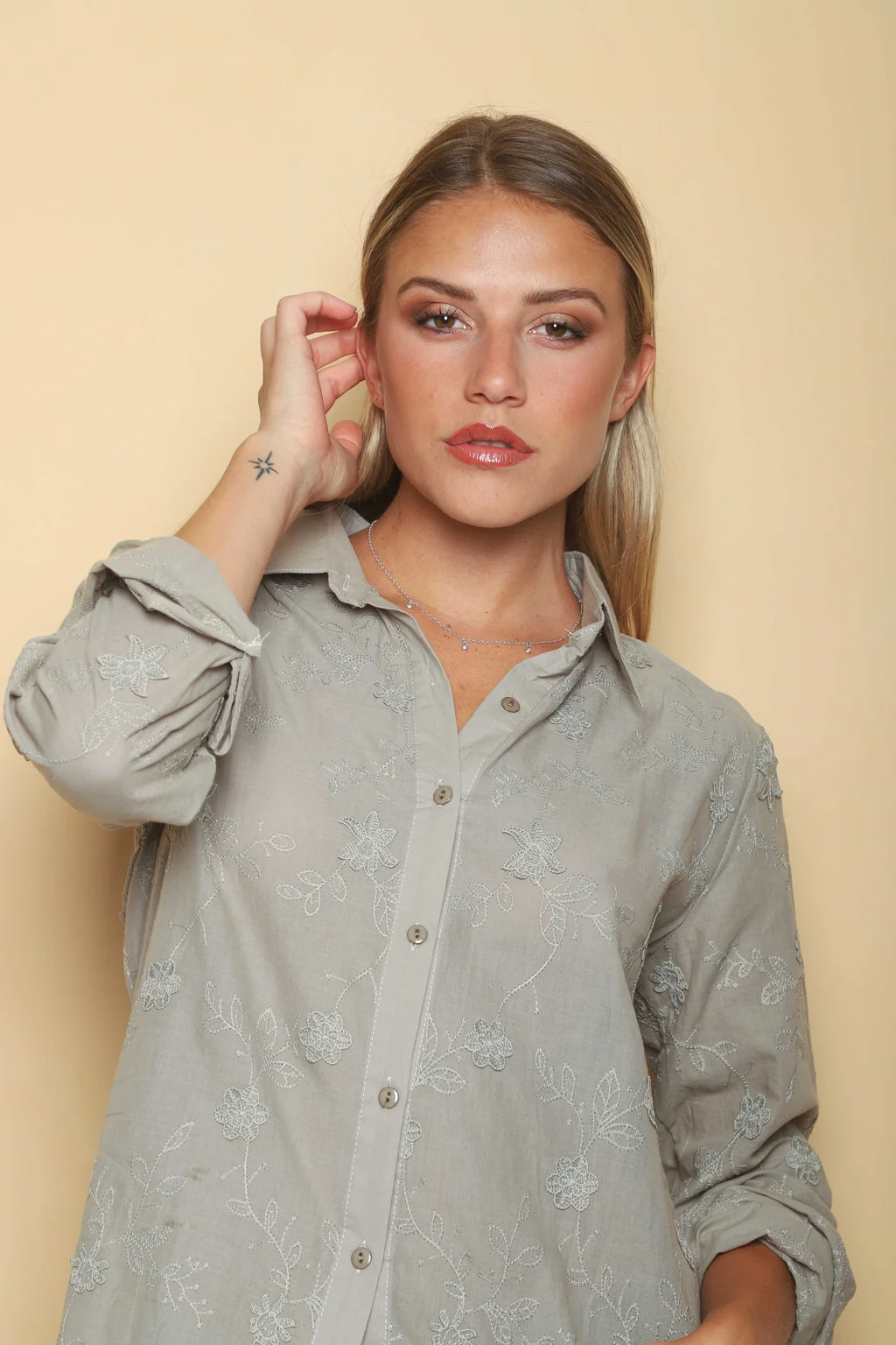 Camisa VITARA Hojitas Bordada GUK70217