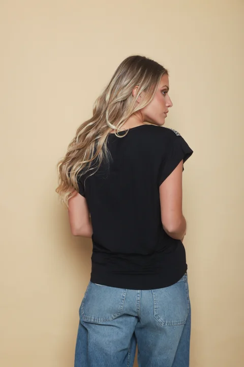 Remera Alyssa Viscosa Lycra con Tachas