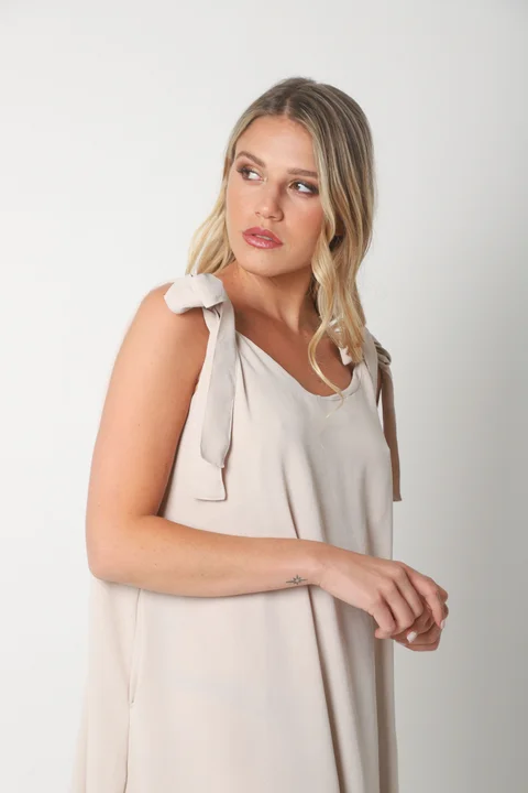 Vestido NISSI LISO AMPLIO de creppe c/ Tiras y Bolsillos