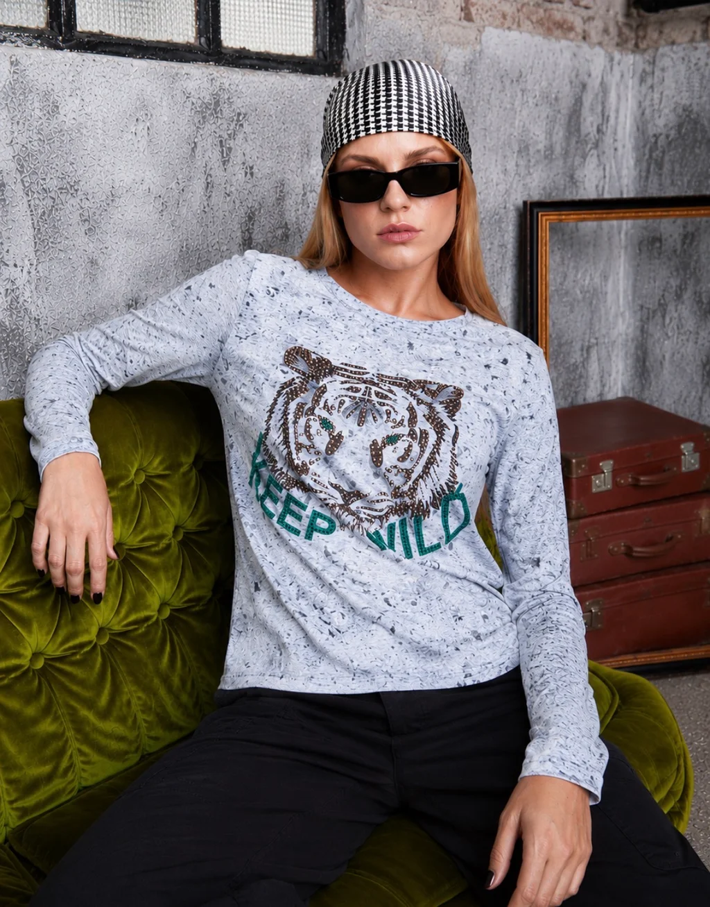 Remera KEEP WILD Batik con strass GU5126