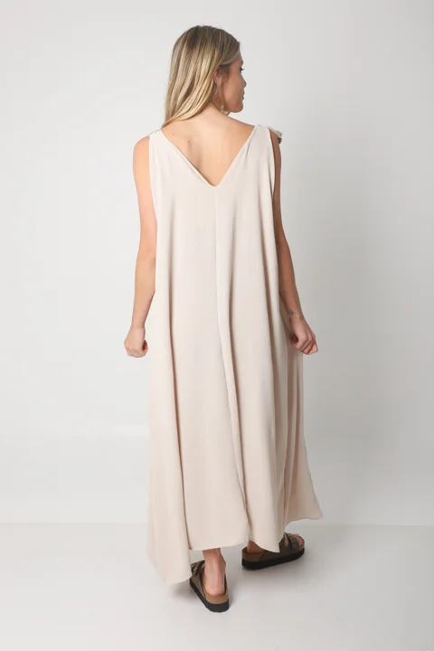 Vestido NISSI LISO AMPLIO de creppe c/ Tiras y Bolsillos