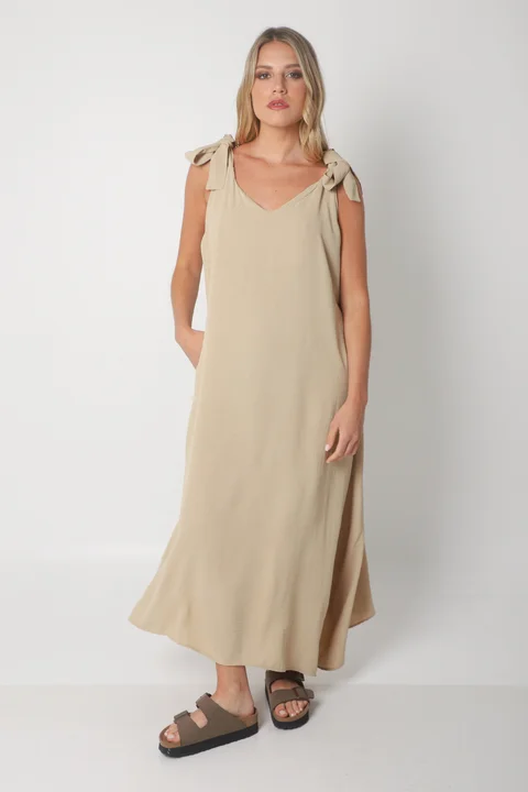 Vestido NISSI LISO AMPLIO de creppe c/ Tiras y Bolsillos