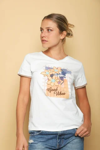 Remera GOOD VIBES Escote V BORDADA GU356348 - Vista 4