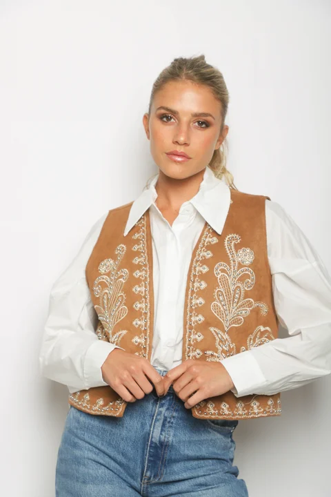 Chaleco MONTANI Gamuza Bordado GU562