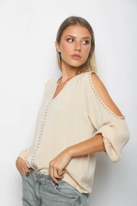 Blusa GAMBER SATEN C/ Hombro Descubierto y Tachas GU0341