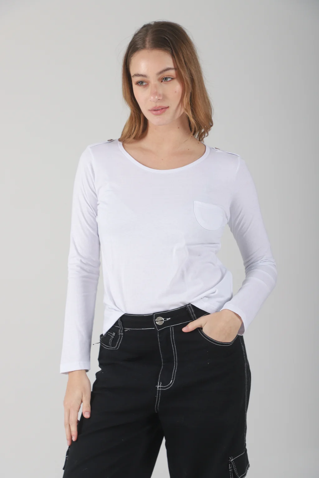 Remera Bolsillo y Boton en Hombros de Algodon