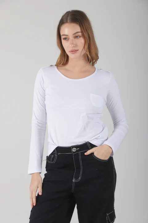 Remera Bolsillo y Boton en Hombros de Algodon