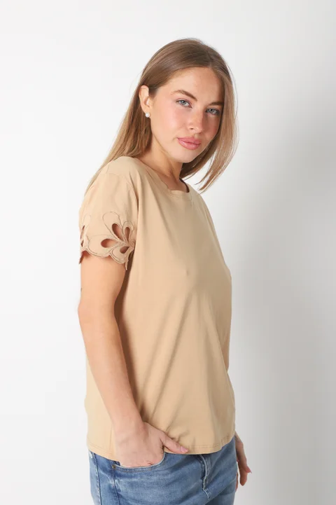 Remera GANNHA C/ Bordado en Mangas GU23520