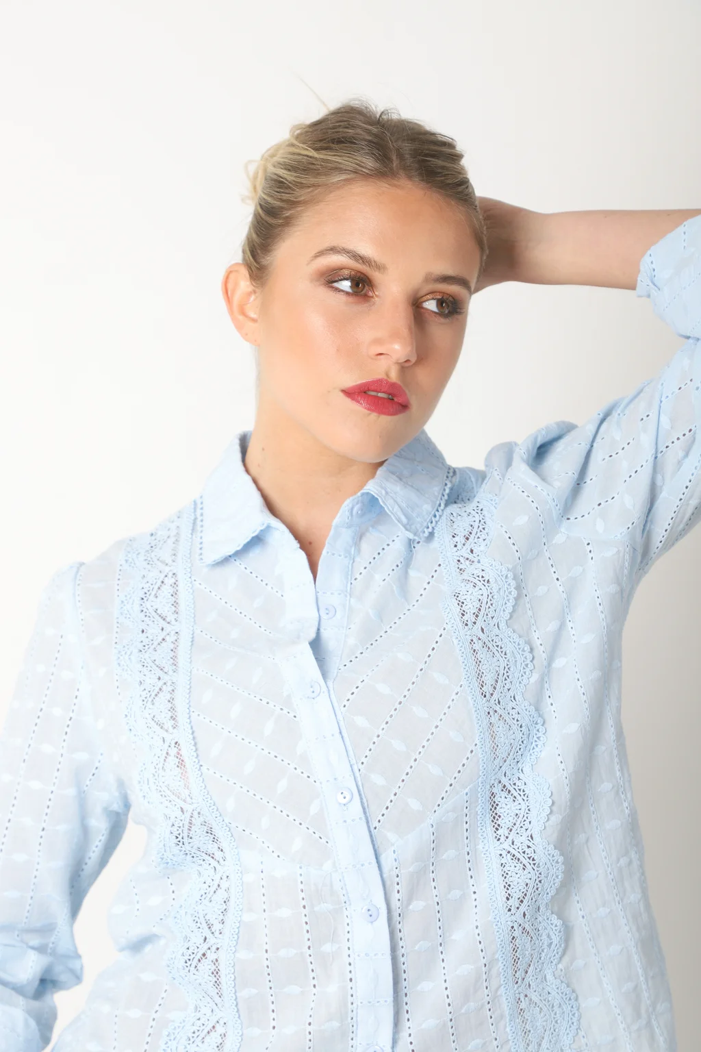 Camisa BEZZ Bordada Con Guipiur GUK70195