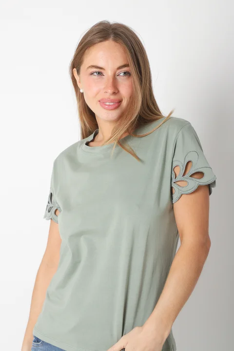 Remera GANNHA C/ Bordado en Mangas GU23520