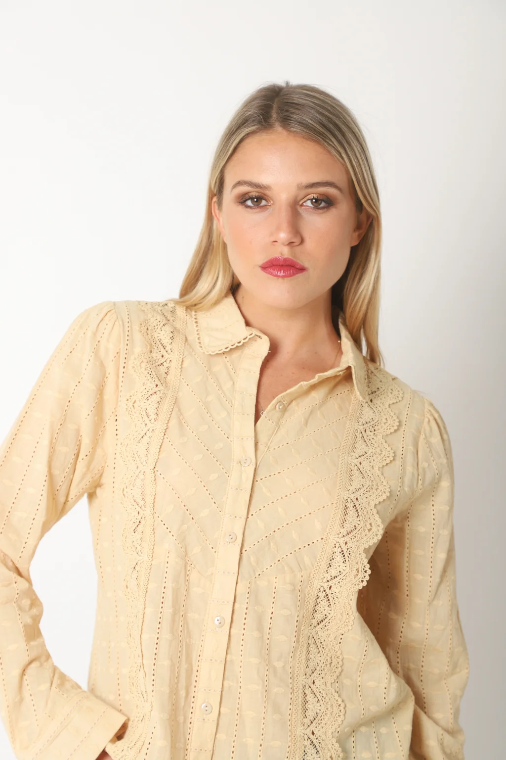 Camisa BEZZ Bordada Con Guipiur GUK70195