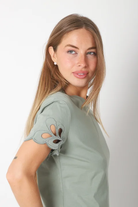 Remera GANNHA C/ Bordado en Mangas GU23520