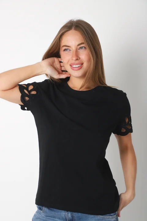 Remera GANNHA C/ Bordado en Mangas GU23520