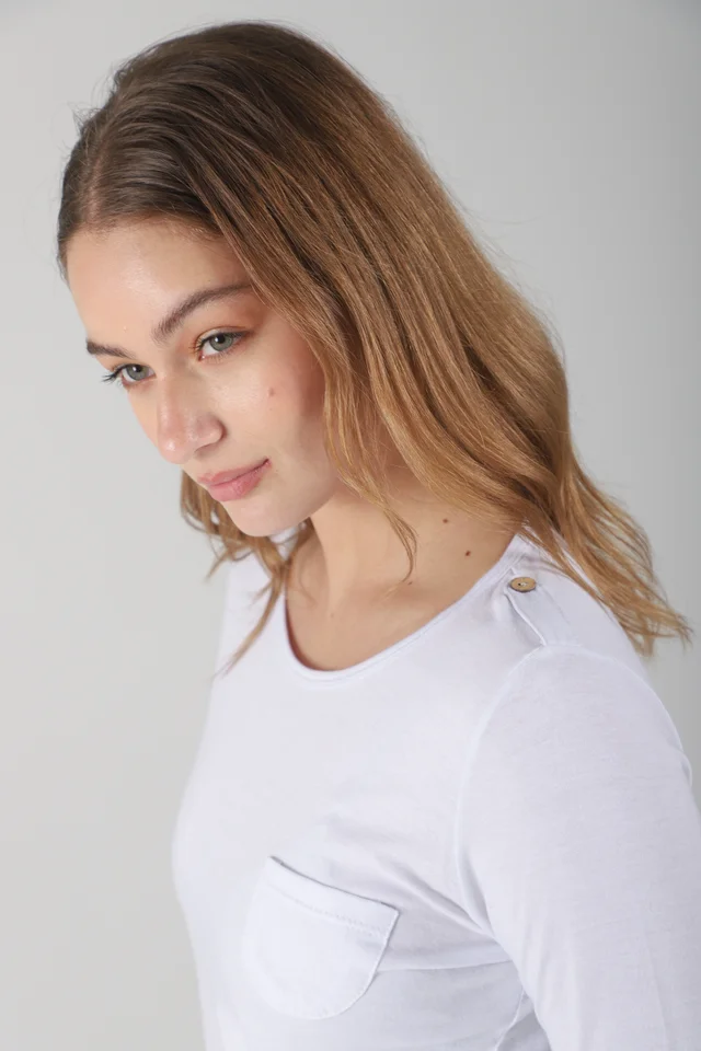 Remera Bolsillo y Boton en Hombros de Algodon