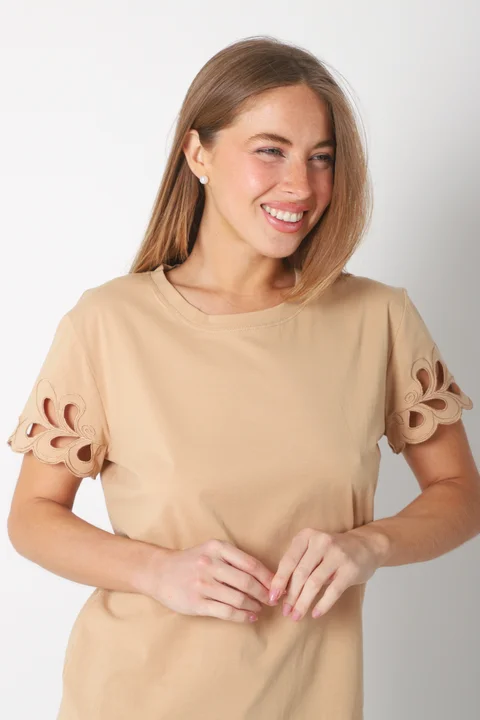 Remera GANNHA C/ Bordado en Mangas GU23520