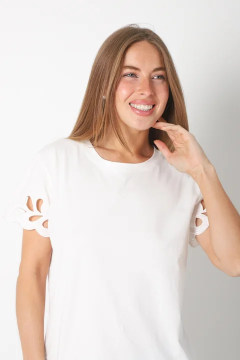 Remera GANNHA C/ Bordado en Mangas GU23520