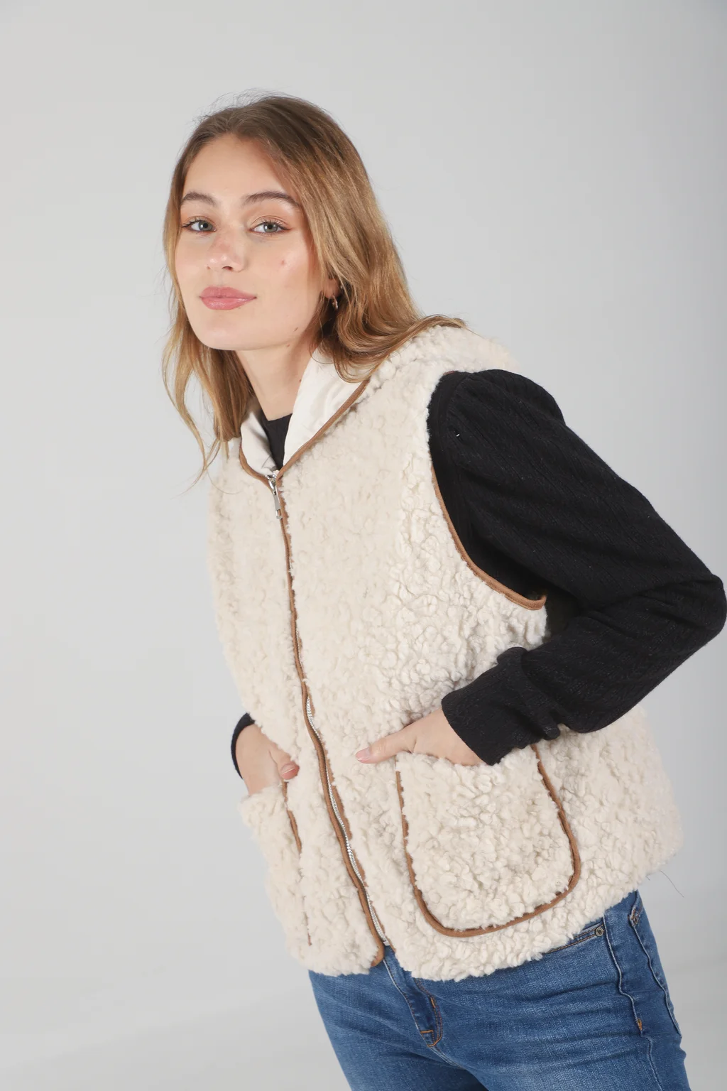 Chaleco Otawa Corderito Forrado C/ Bolsillos y Capucha GU70069