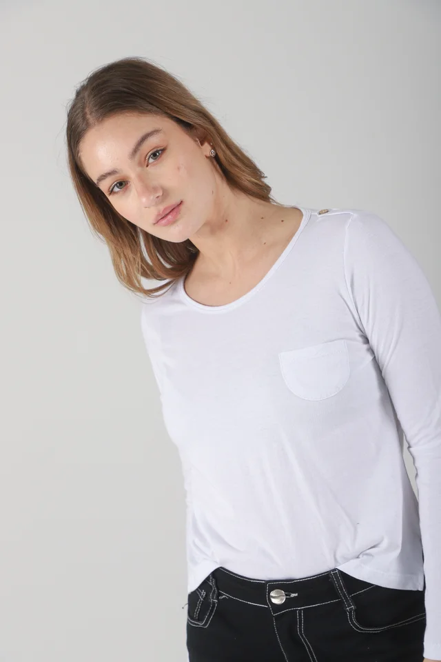 Remera Bolsillo y Boton en Hombros de Algodon