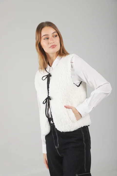 Chaleco Swiss Corderito c/ Tiras y Bolsillos GUK70068