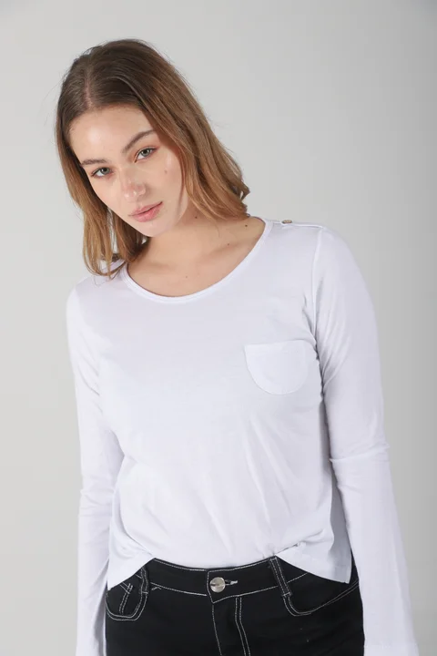 Remera Bolsillo y Boton en Hombros de Algodon