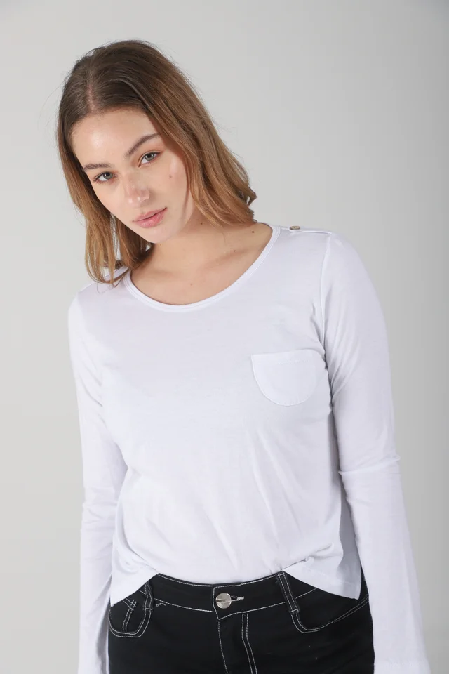 Remera Bolsillo y Boton en Hombros de Algodon