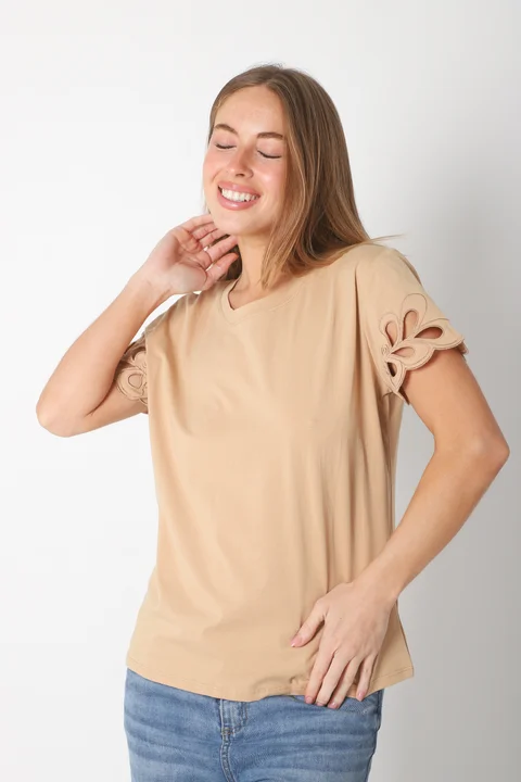 Remera GANNHA C/ Bordado en Mangas GU23520