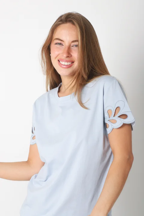 Remera GANNHA C/ Bordado en Mangas GU23520