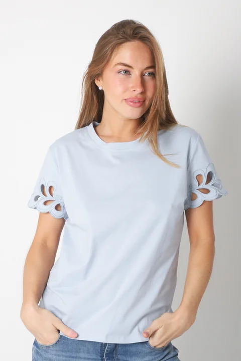 Remera GANNHA C/ Bordado en Mangas GU23520