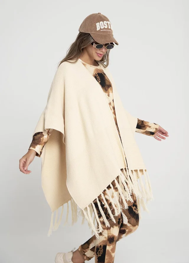 Ruana tejida con flecos 