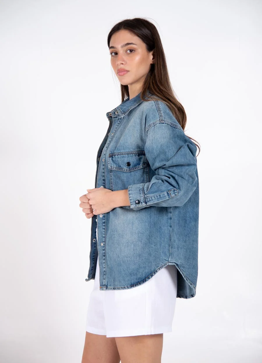 Camisa denim con broche 