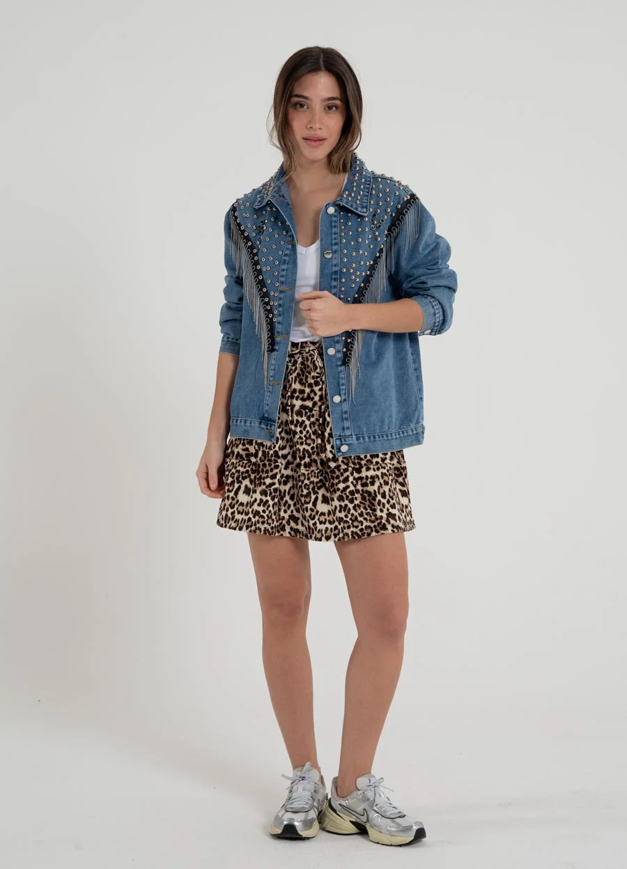 Campera denim azul con tachas y cadenas 