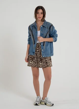 Campera denim azul con tachas y cadenas  - Vista 2