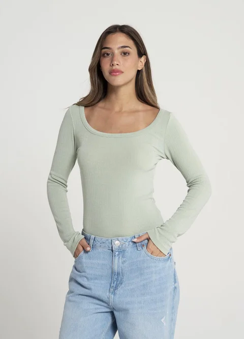 Remera m/l desagujada escote U