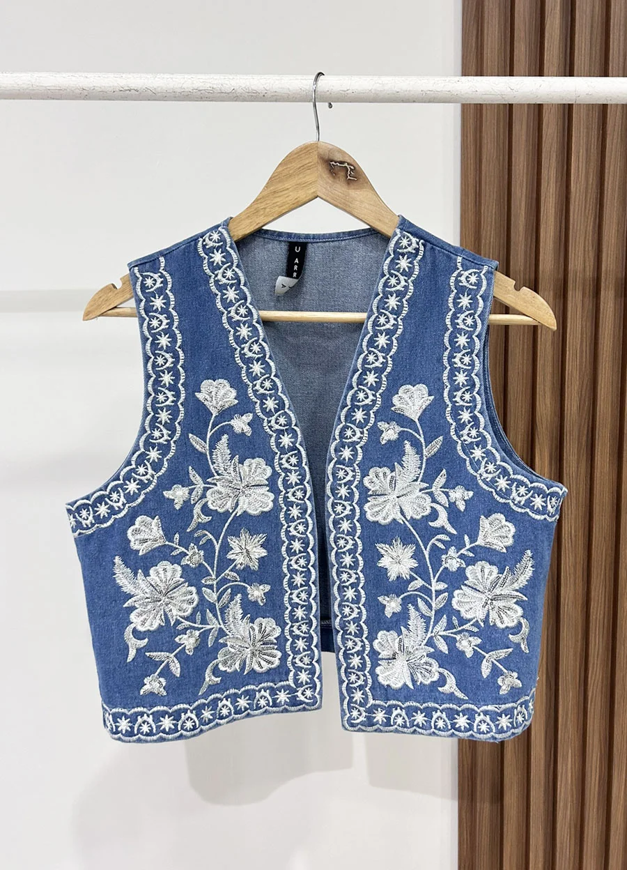 Chaleco de jean bordado plata 