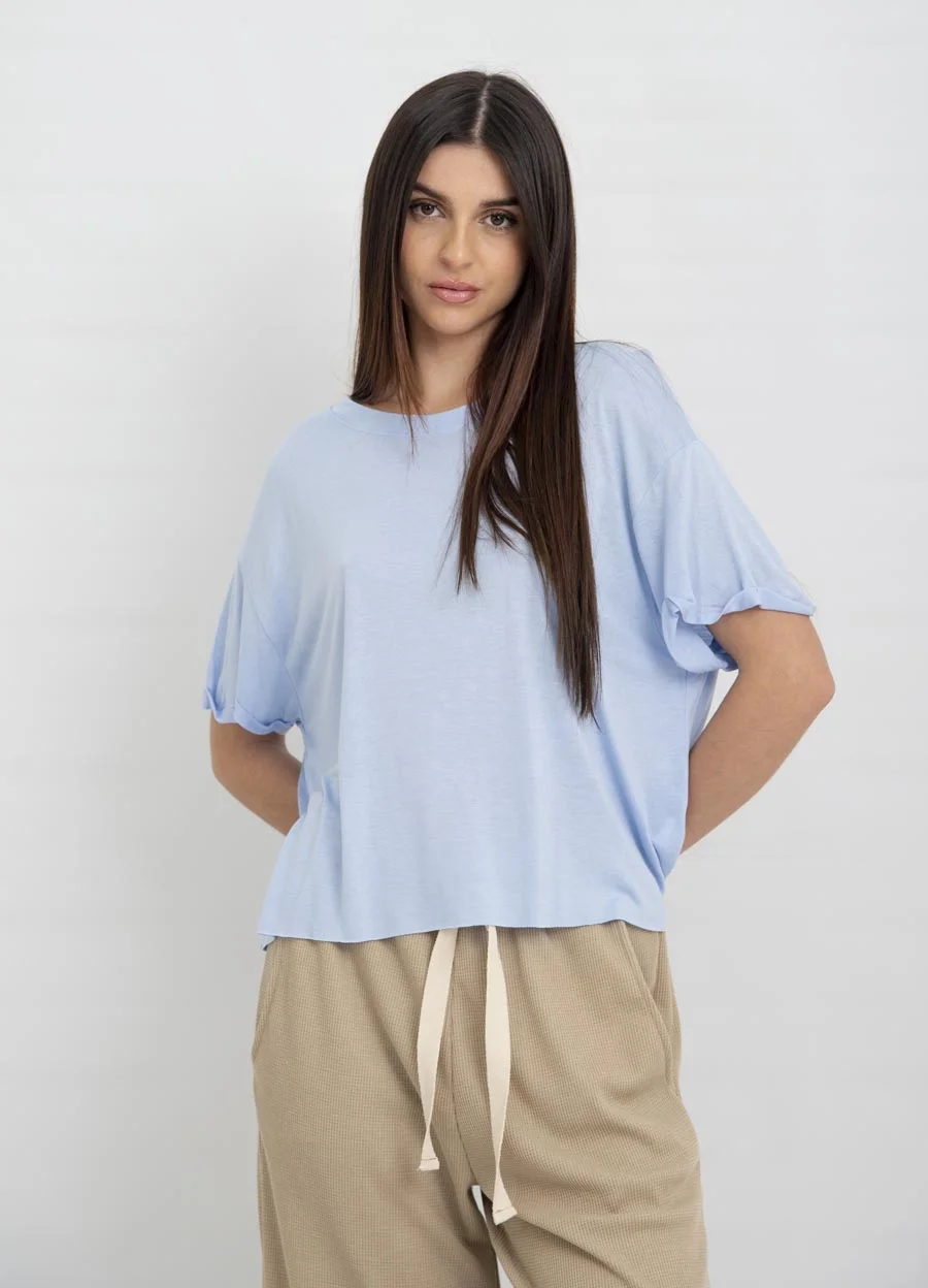 Remera viscosa con dobladillo en manga 