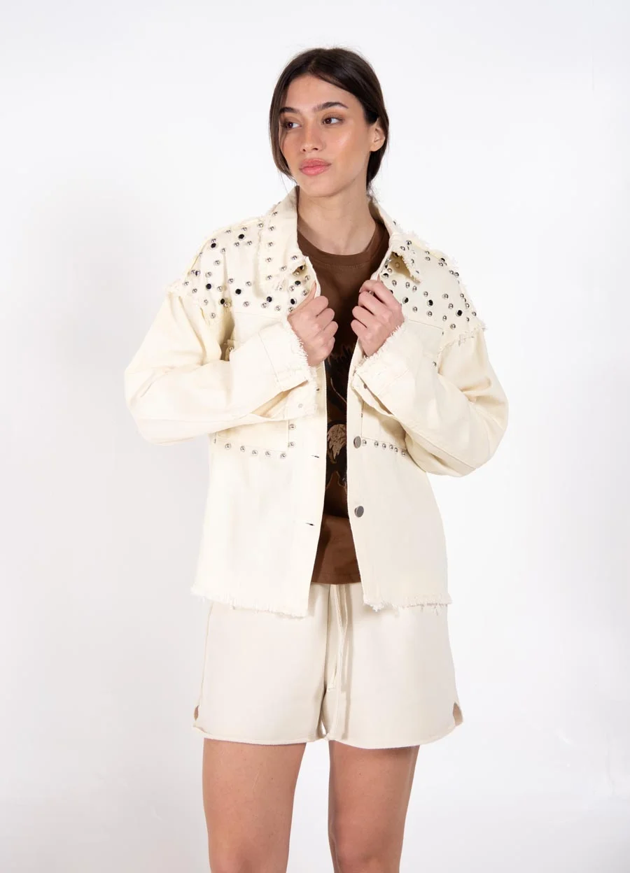 Chaqueta denim con tachas y piedras 