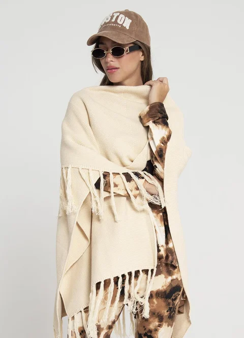 Ruana tejida con flecos 