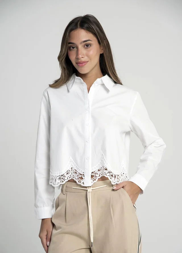 Camisa m/l con aplique en ruedo 