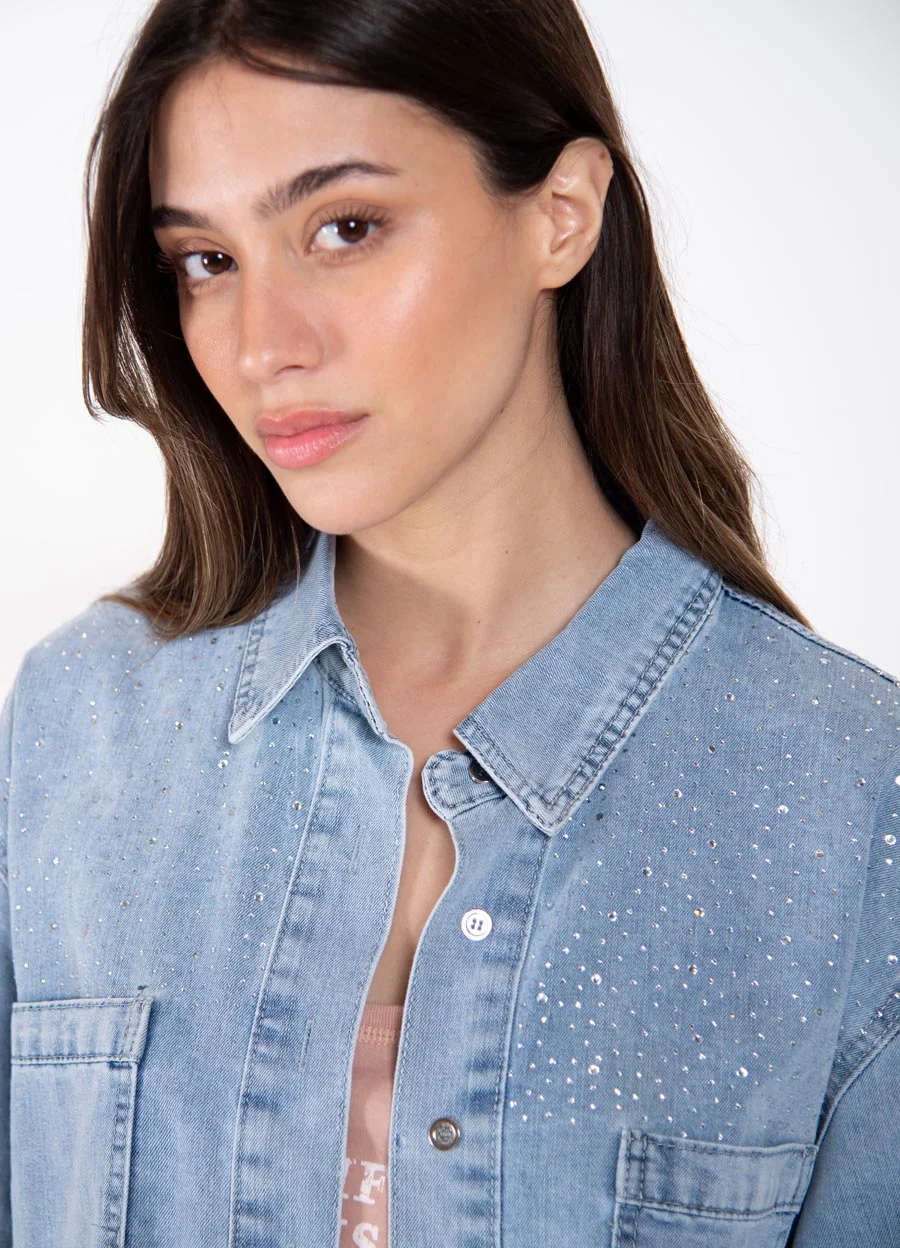 Camisa denim con strass en hombro y manga 