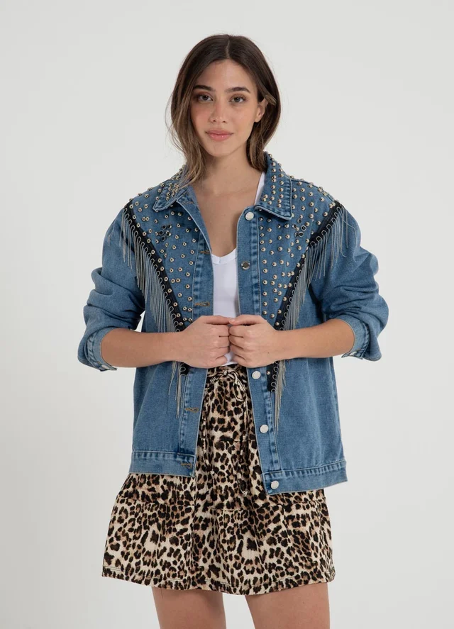 Campera denim azul con tachas y cadenas 