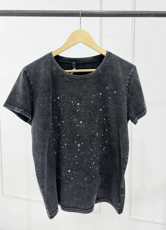 Remera prelavada  con strass y estrellas 